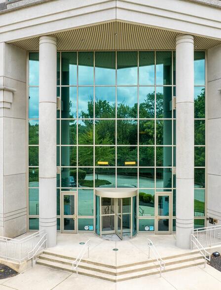 401 Plymouth Exterior Lobby View